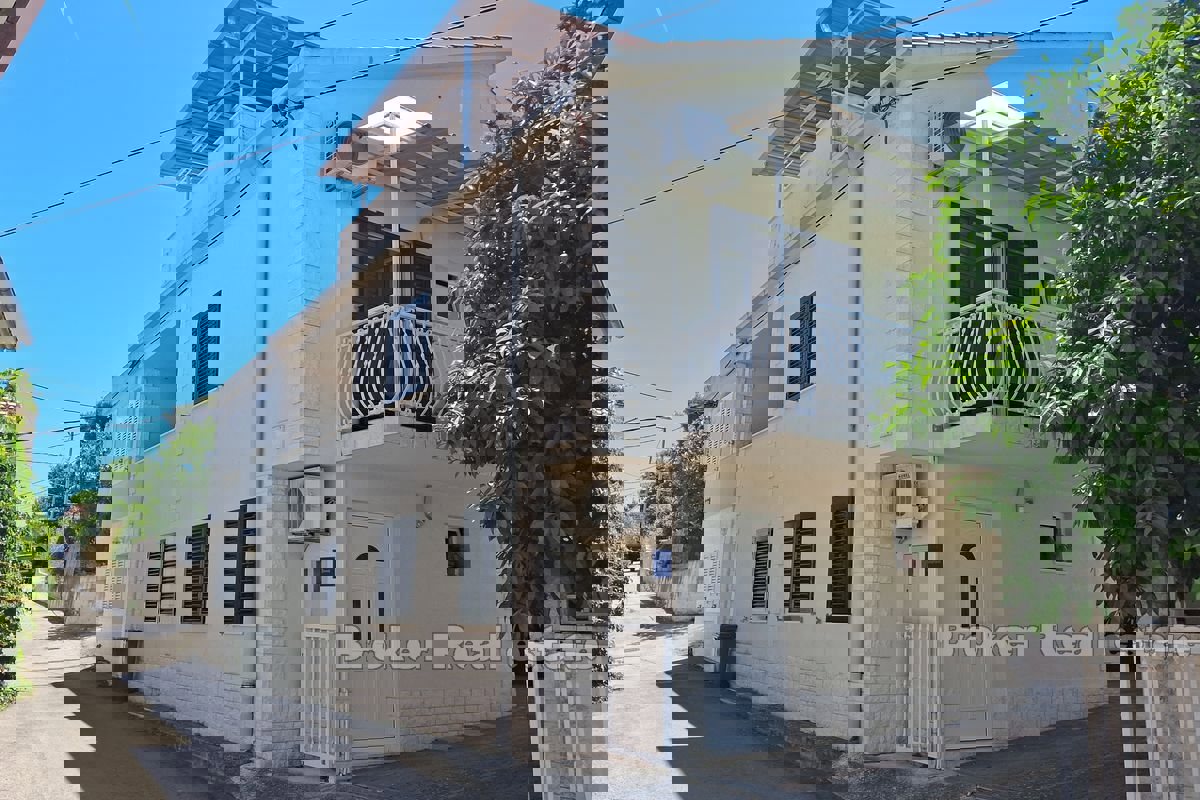 Un condominio con vista sul mare aperto