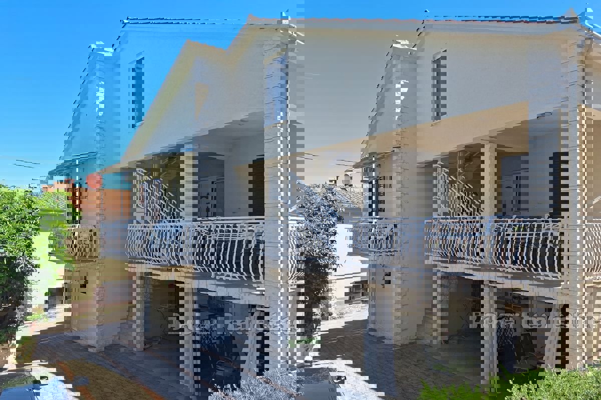 Un condominio con vista sul mare aperto