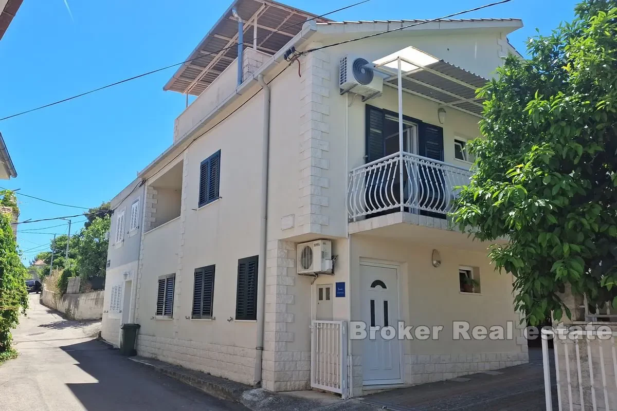 Un condominio con vista sul mare aperto