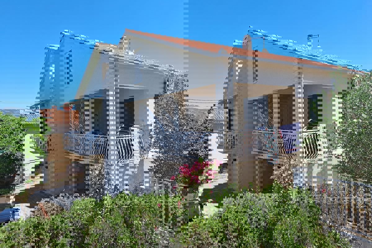 Un condominio con vista sul mare aperto