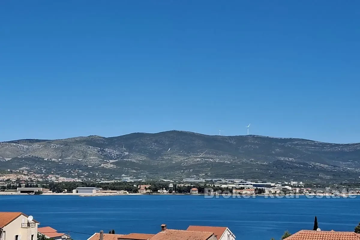 Un condominio con vista sul mare aperto