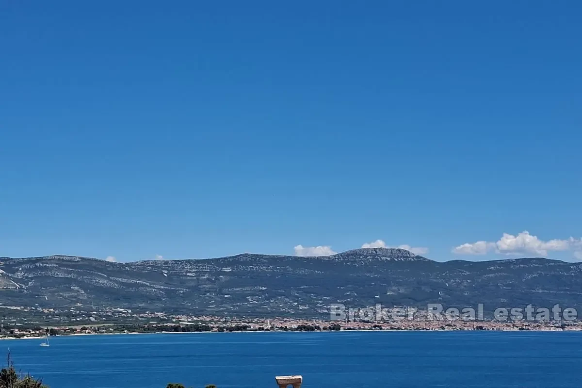 Un condominio con vista sul mare aperto