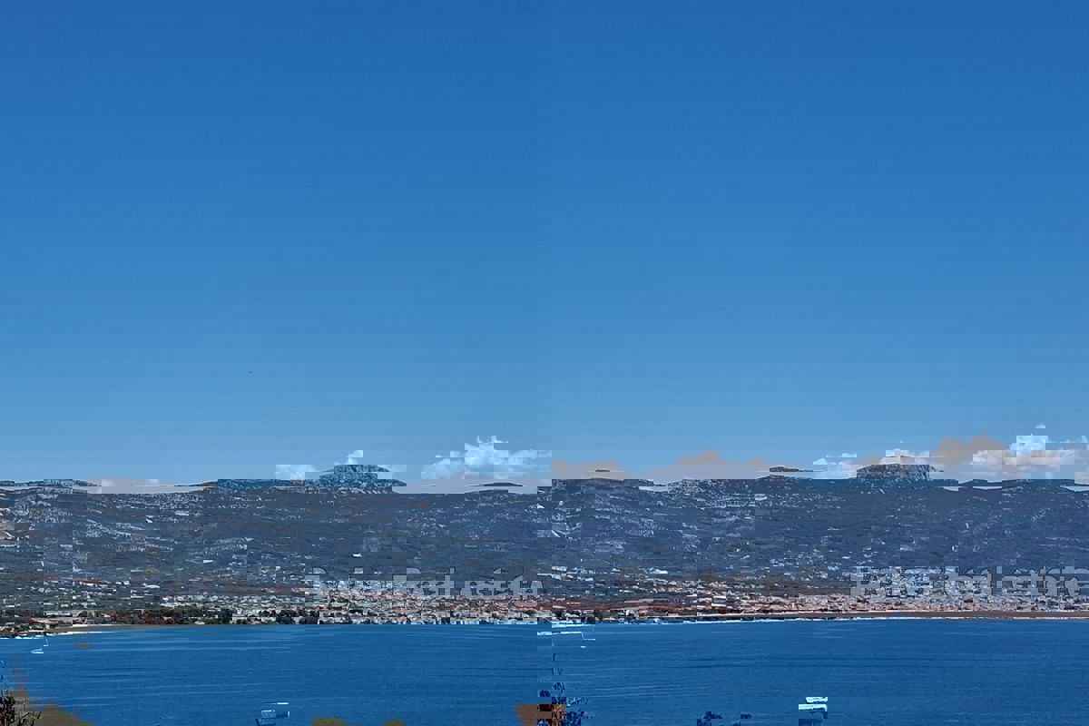Un condominio con vista sul mare aperto