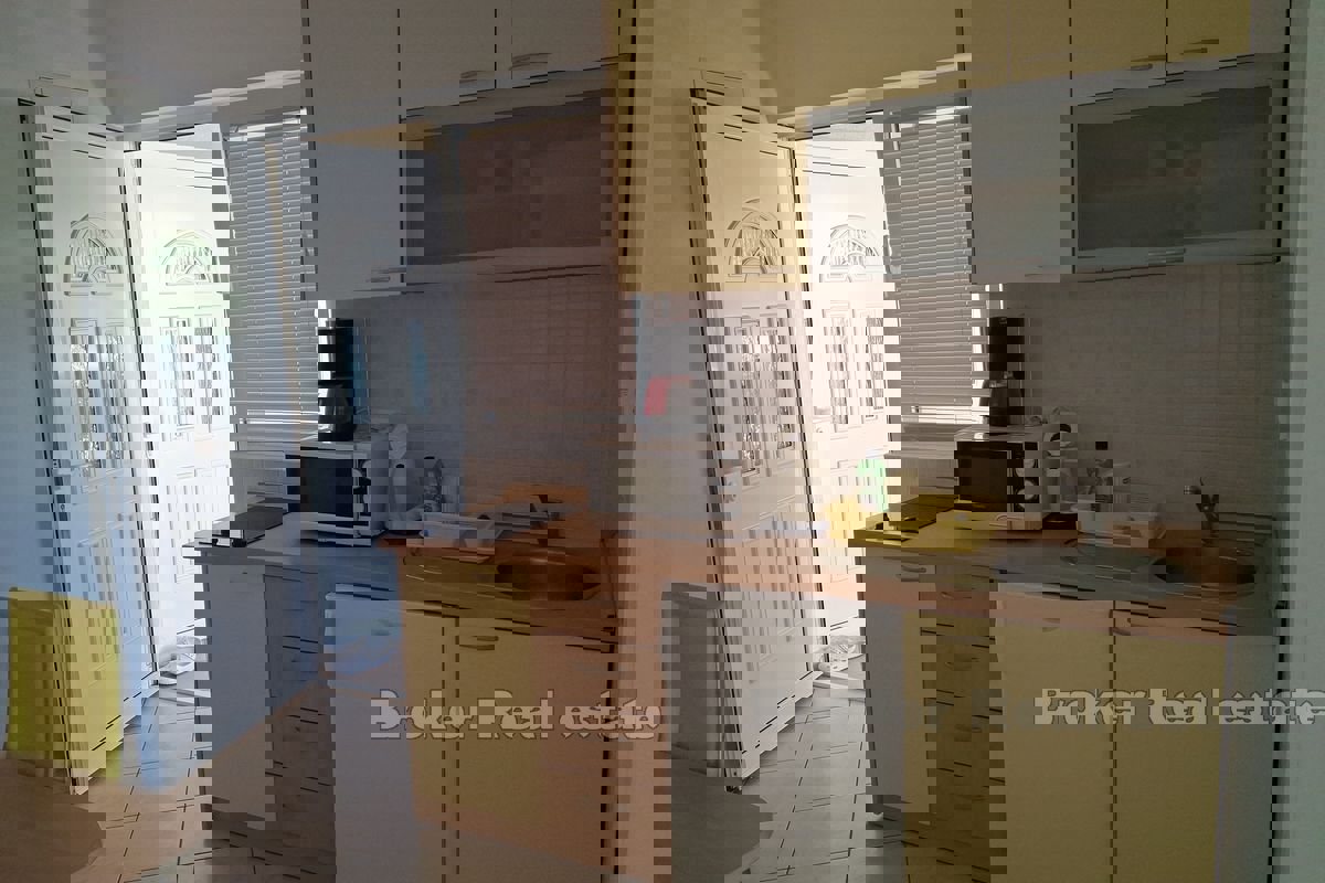 Un condominio con vista sul mare aperto