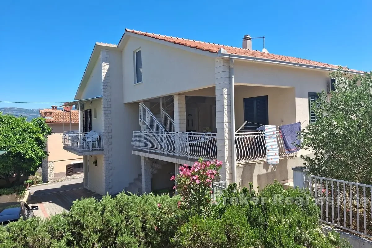 Un condominio con vista sul mare aperto