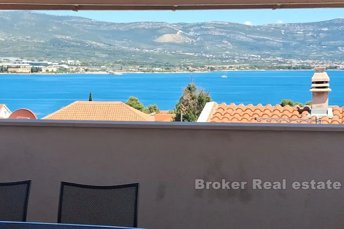 Un condominio con vista sul mare aperto