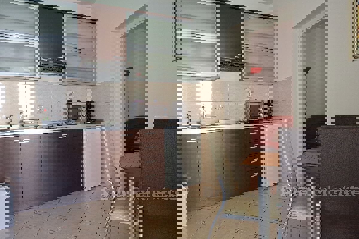 Un condominio con vista sul mare aperto