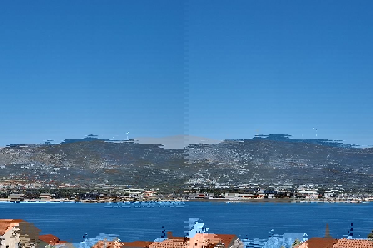 Un condominio con vista sul mare aperto