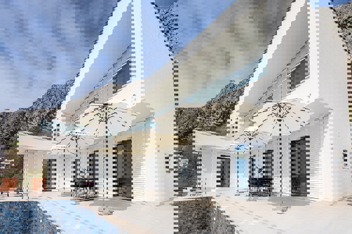 Villa di nuova costruzione con vista panoramica sul mare e piscina