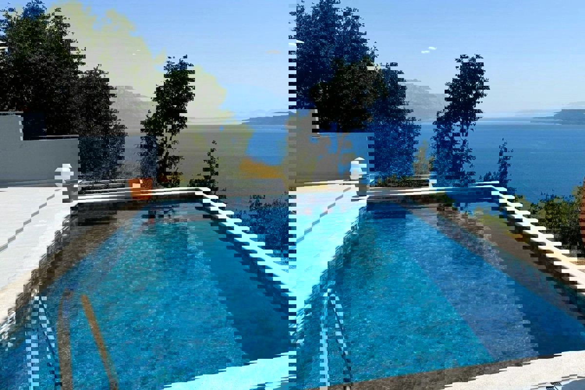 Villa di nuova costruzione con vista panoramica sul mare e piscina