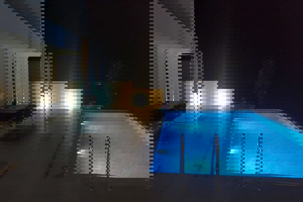 Villa di nuova costruzione con vista panoramica sul mare e piscina