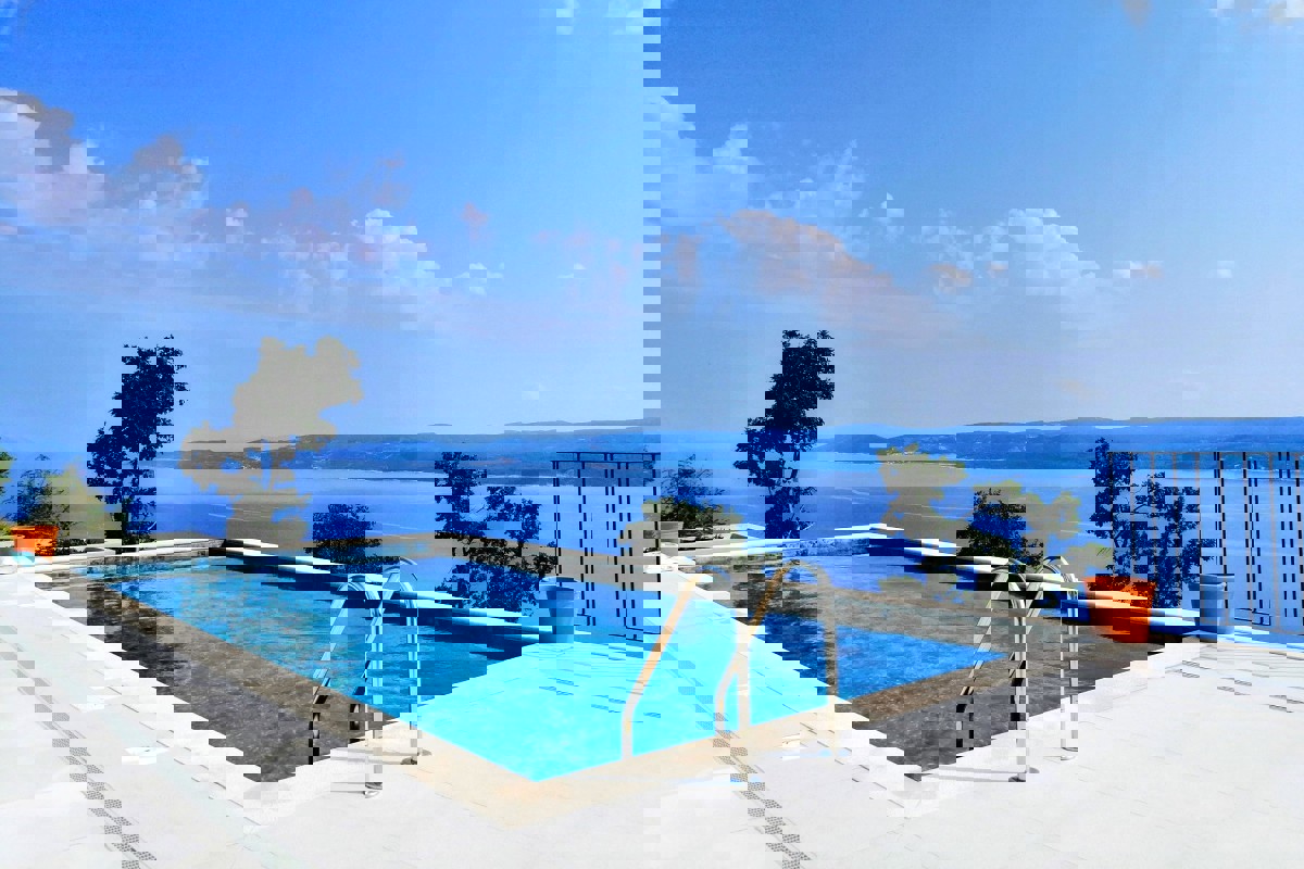 Villa di nuova costruzione con vista panoramica sul mare e piscina