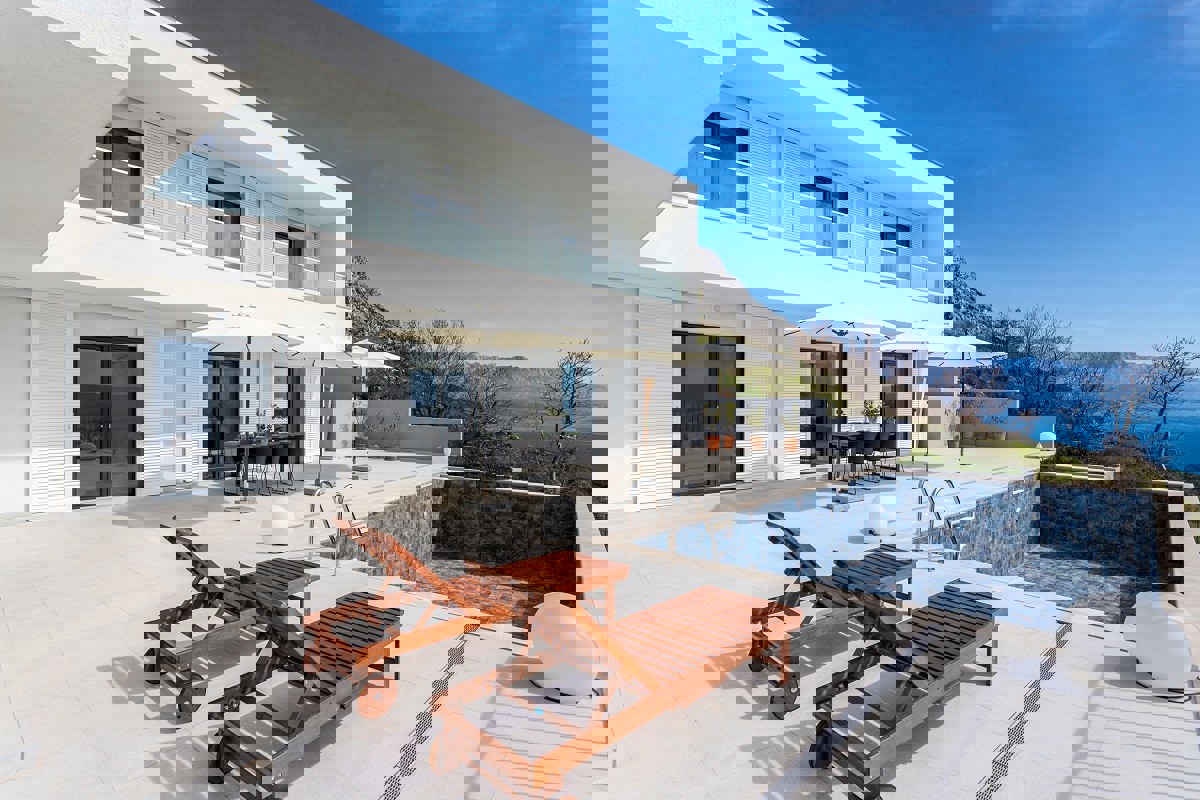 Villa di nuova costruzione con vista panoramica sul mare e piscina