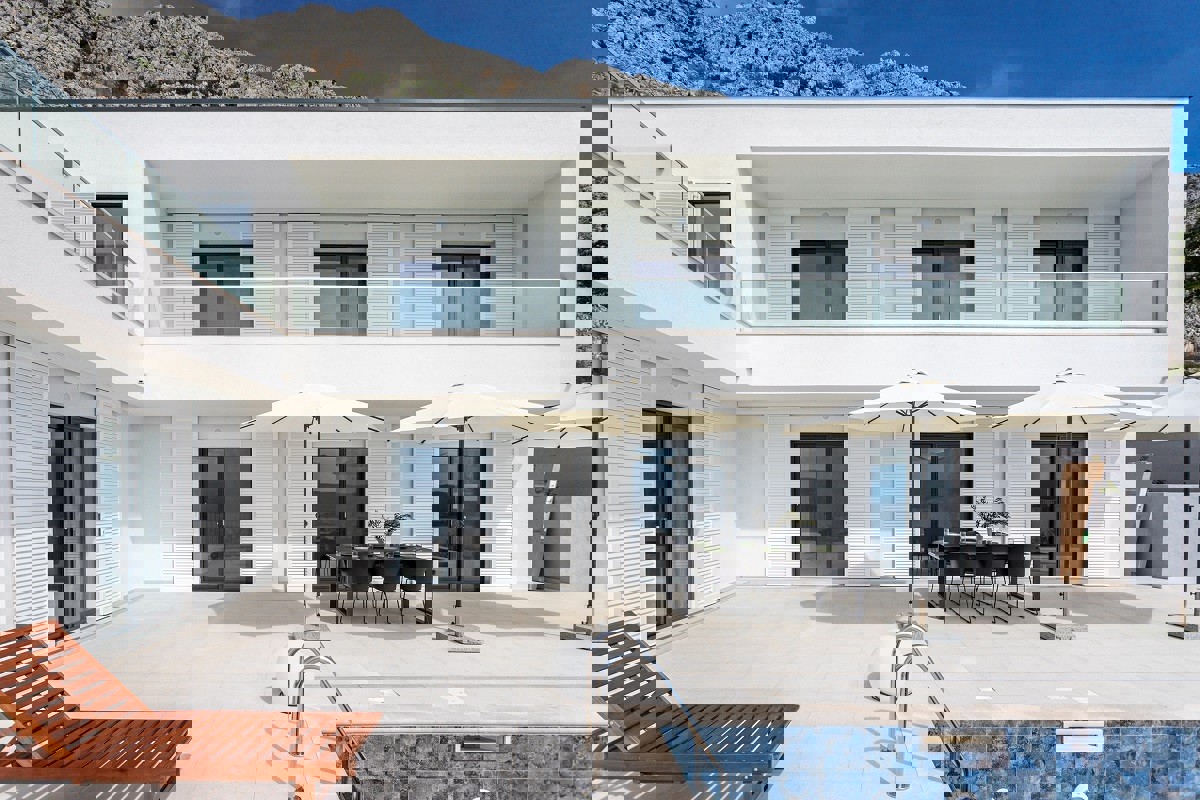 Villa di nuova costruzione con vista panoramica sul mare e piscina