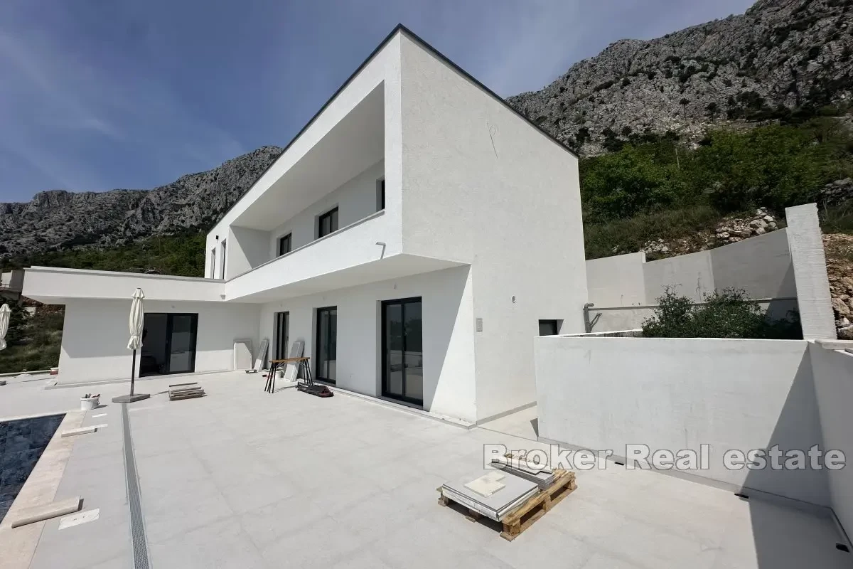 Villa di nuova costruzione con vista panoramica sul mare e piscina