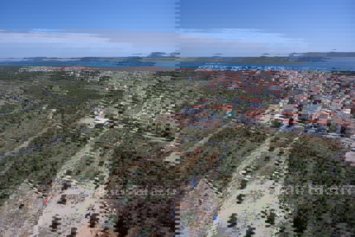 Ampio terreno edificabile con vista mare