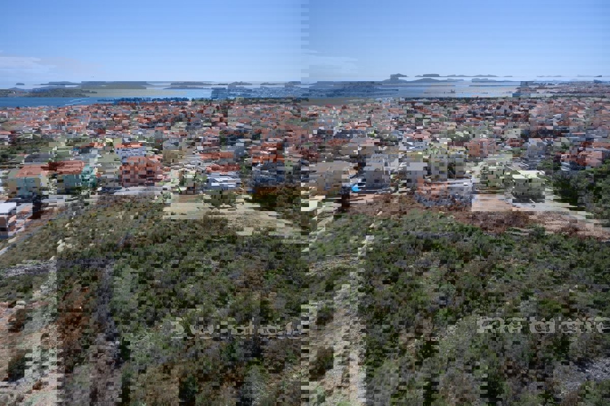 Ampio terreno edificabile con vista mare