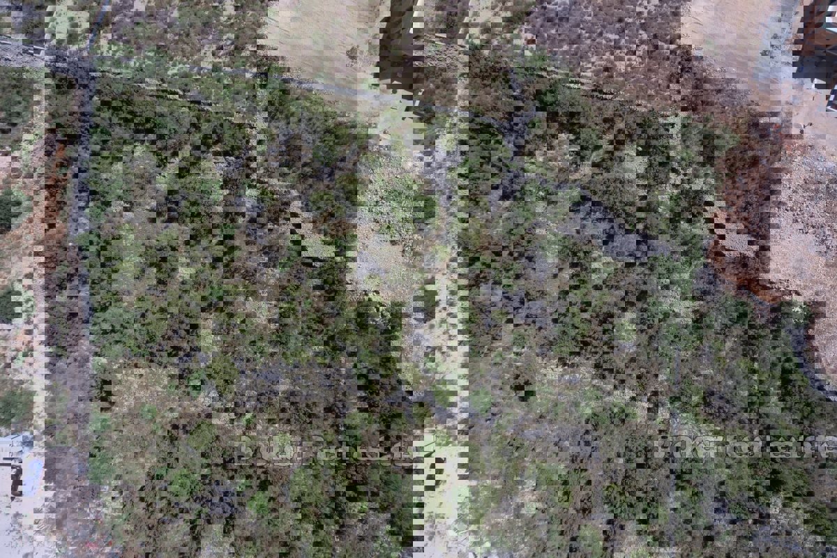 Ampio terreno edificabile con vista mare