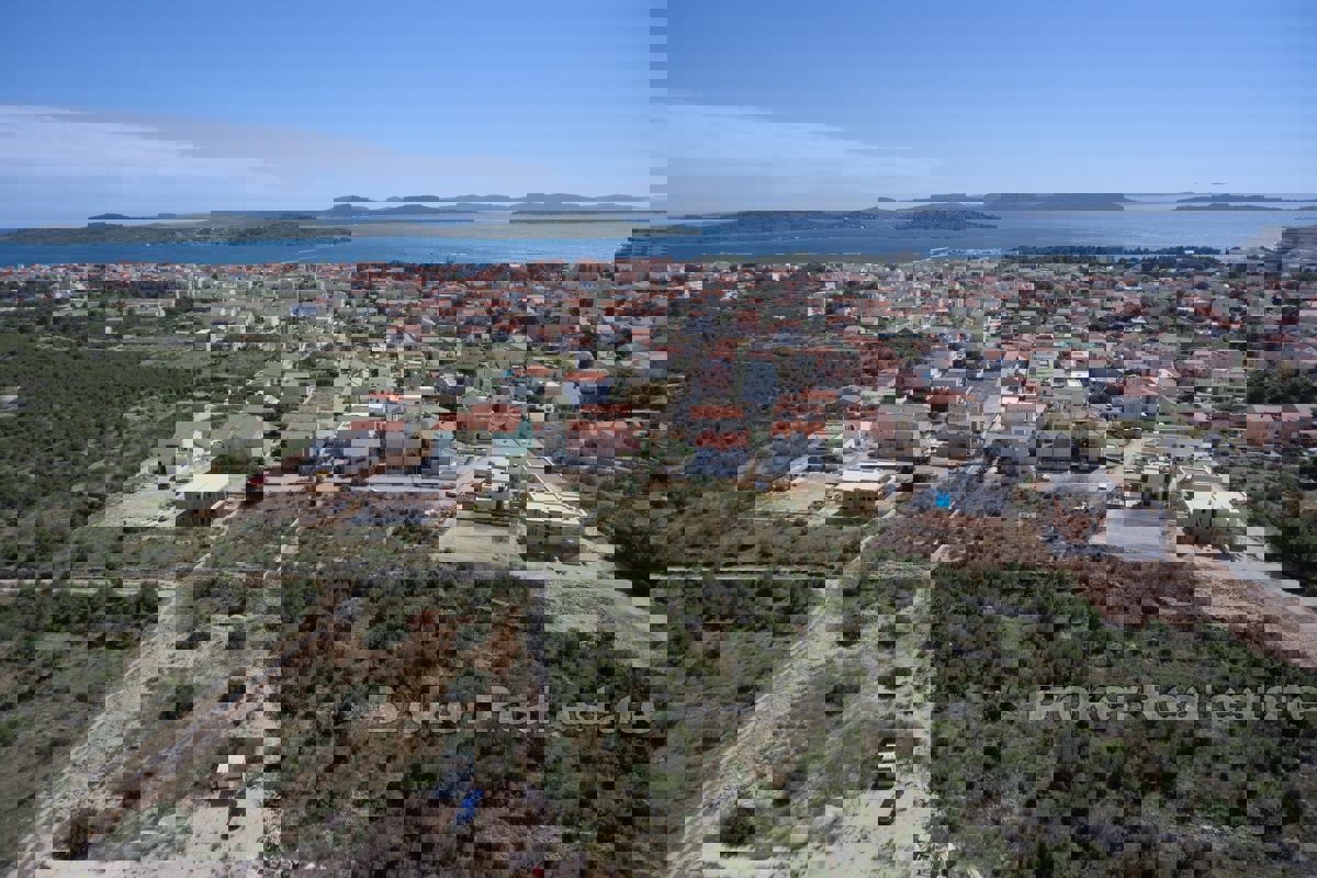 Ampio terreno edificabile con vista mare