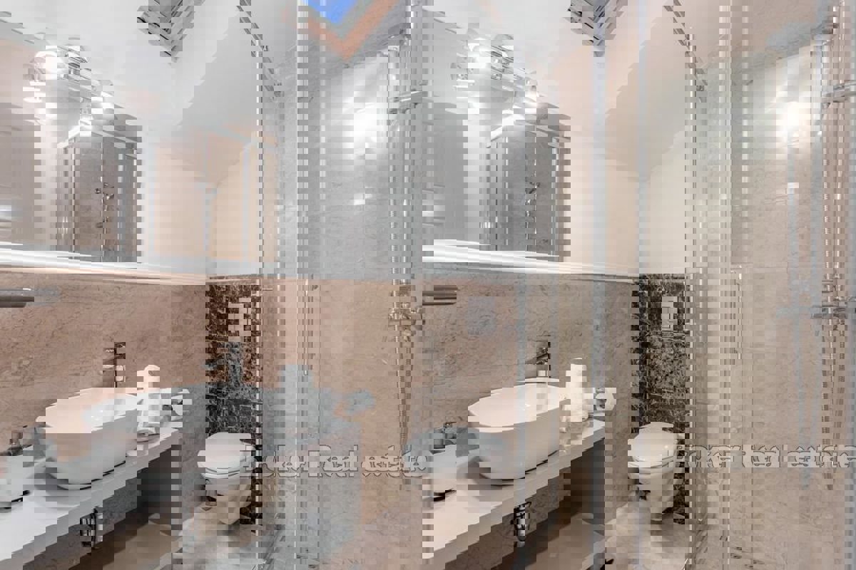 Grande villa con piscina e vista mare