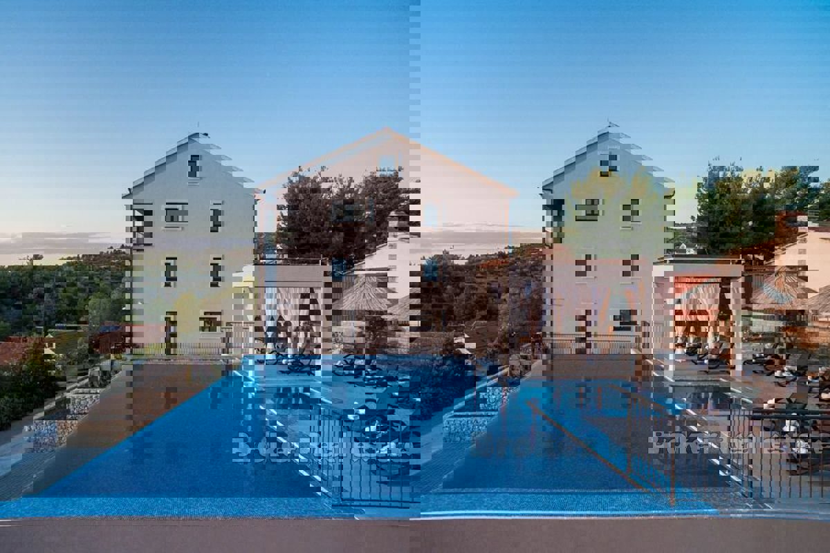 Grande villa con piscina e vista mare