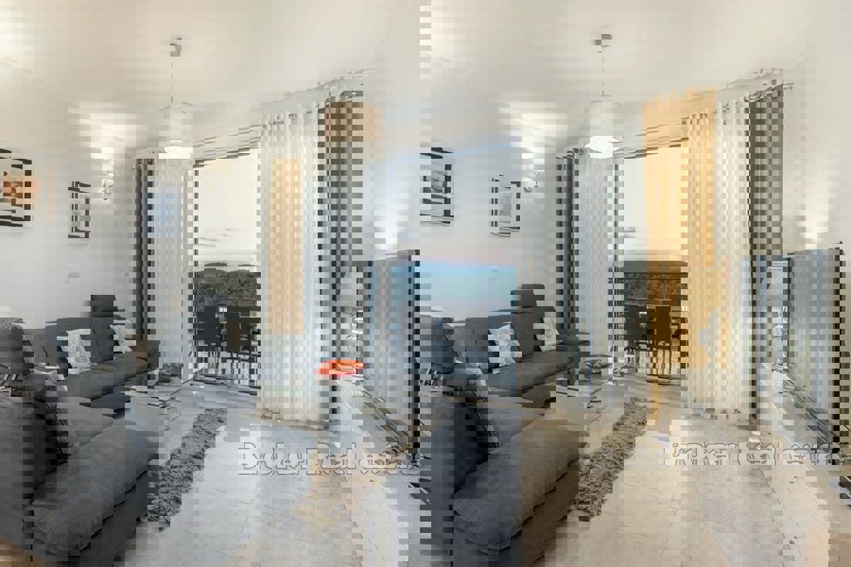 Grande villa con piscina e vista mare