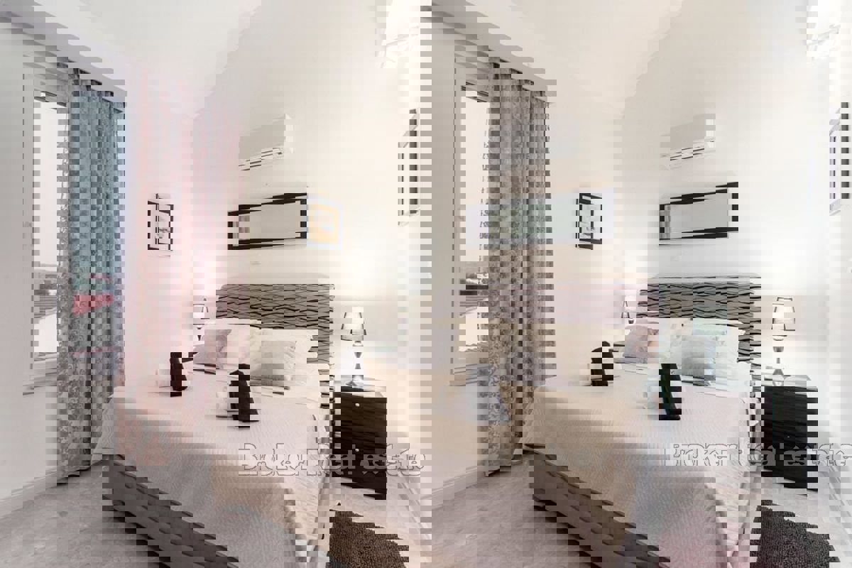 Grande villa con piscina e vista mare