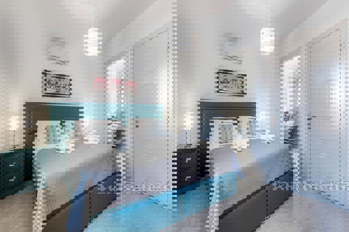 Grande villa con piscina e vista mare