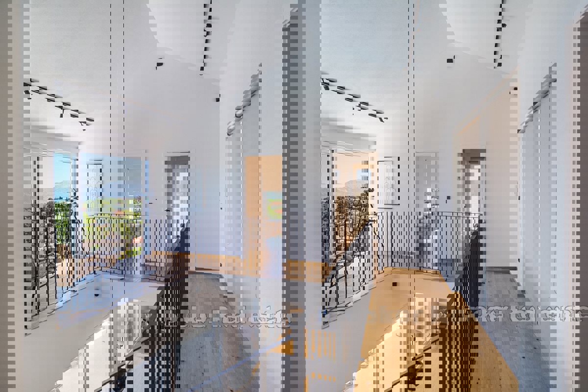 Casa moderna con vista mare