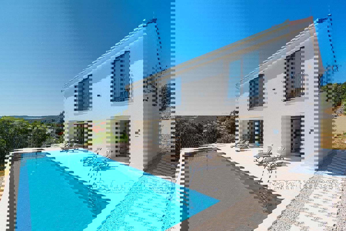 Casa moderna con vista mare