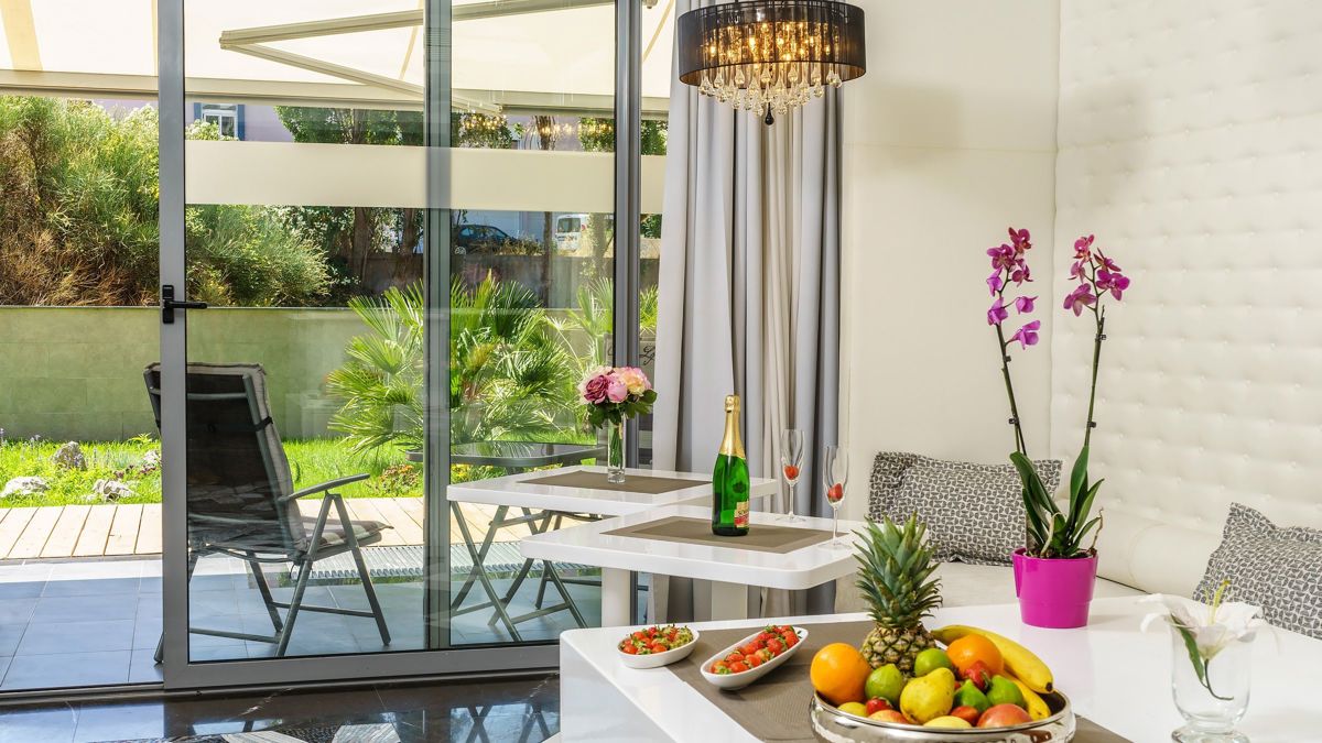  Hotel moderno con 11 camere e piscina all'aperto