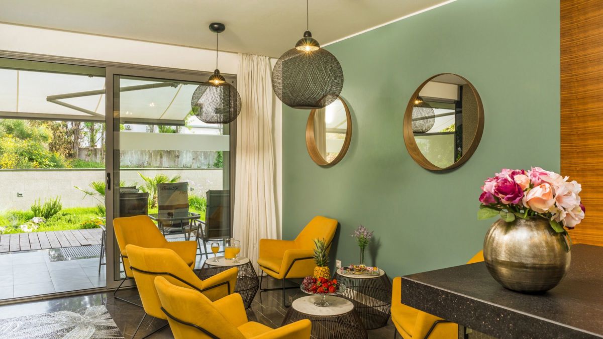  Hotel moderno con 11 camere e piscina all'aperto