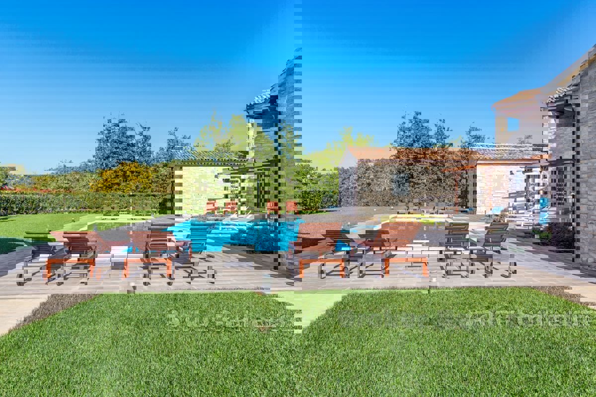 Villa in pietra autoctona con piscina