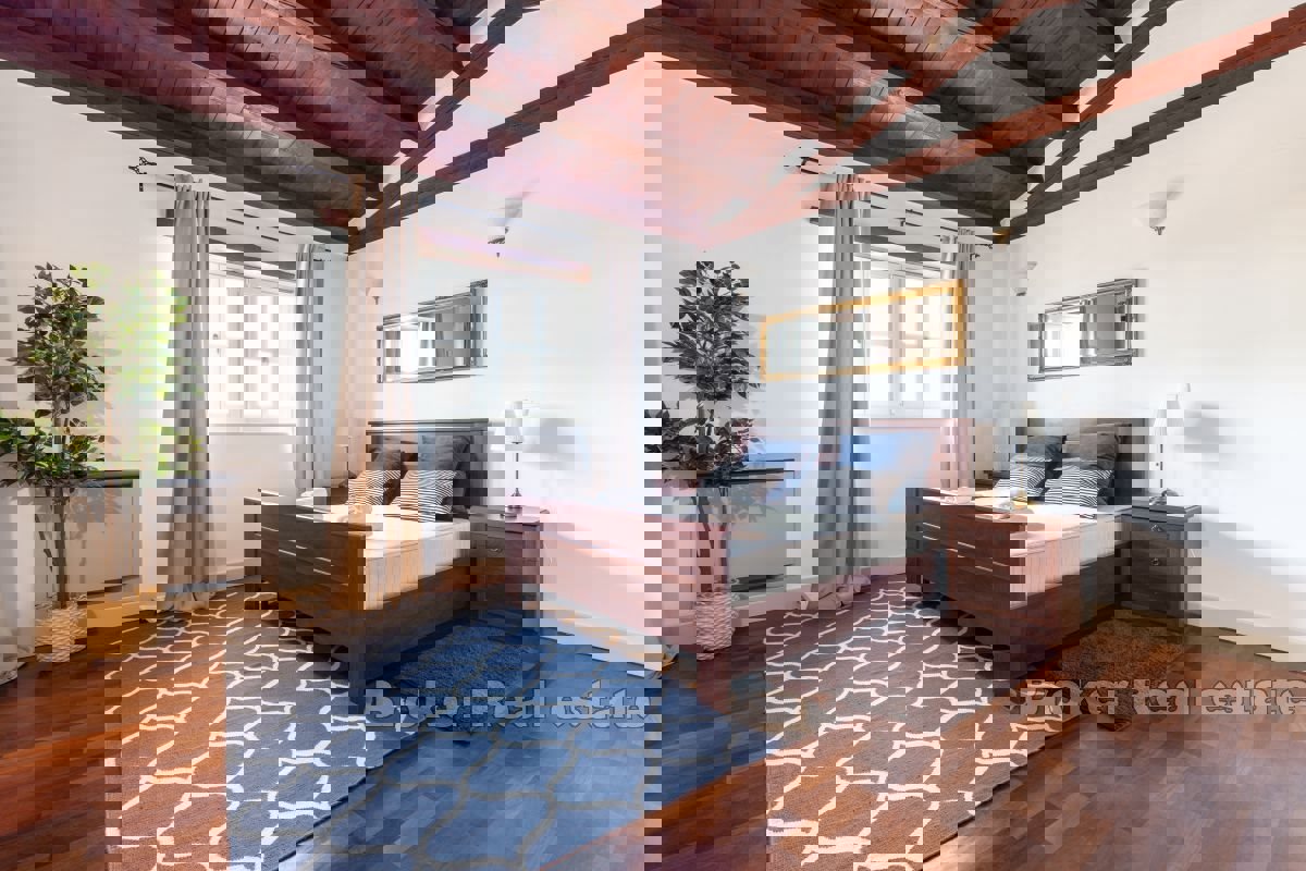 Villa in pietra autoctona con piscina