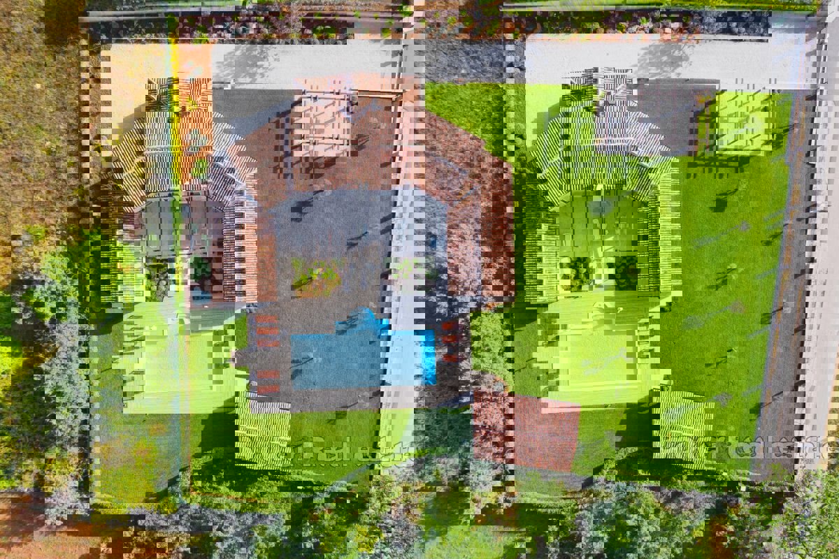 Villa in pietra autoctona con piscina