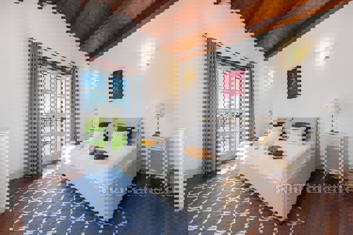 Villa in pietra autoctona con piscina