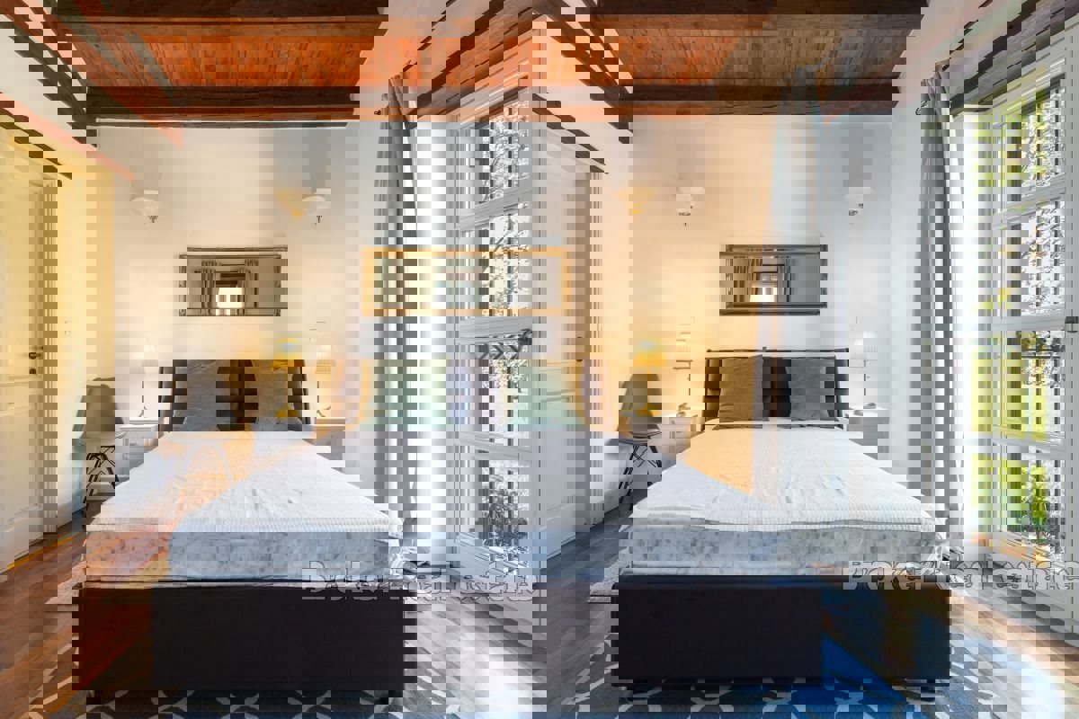 Villa in pietra autoctona con piscina