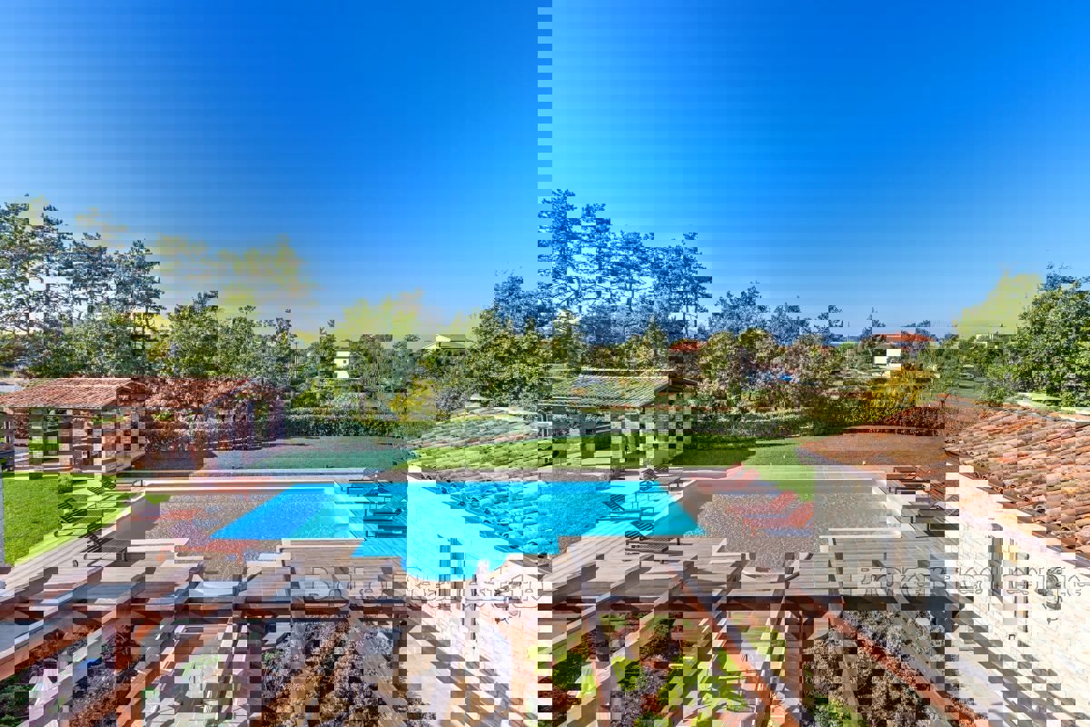 Villa in pietra autoctona con piscina