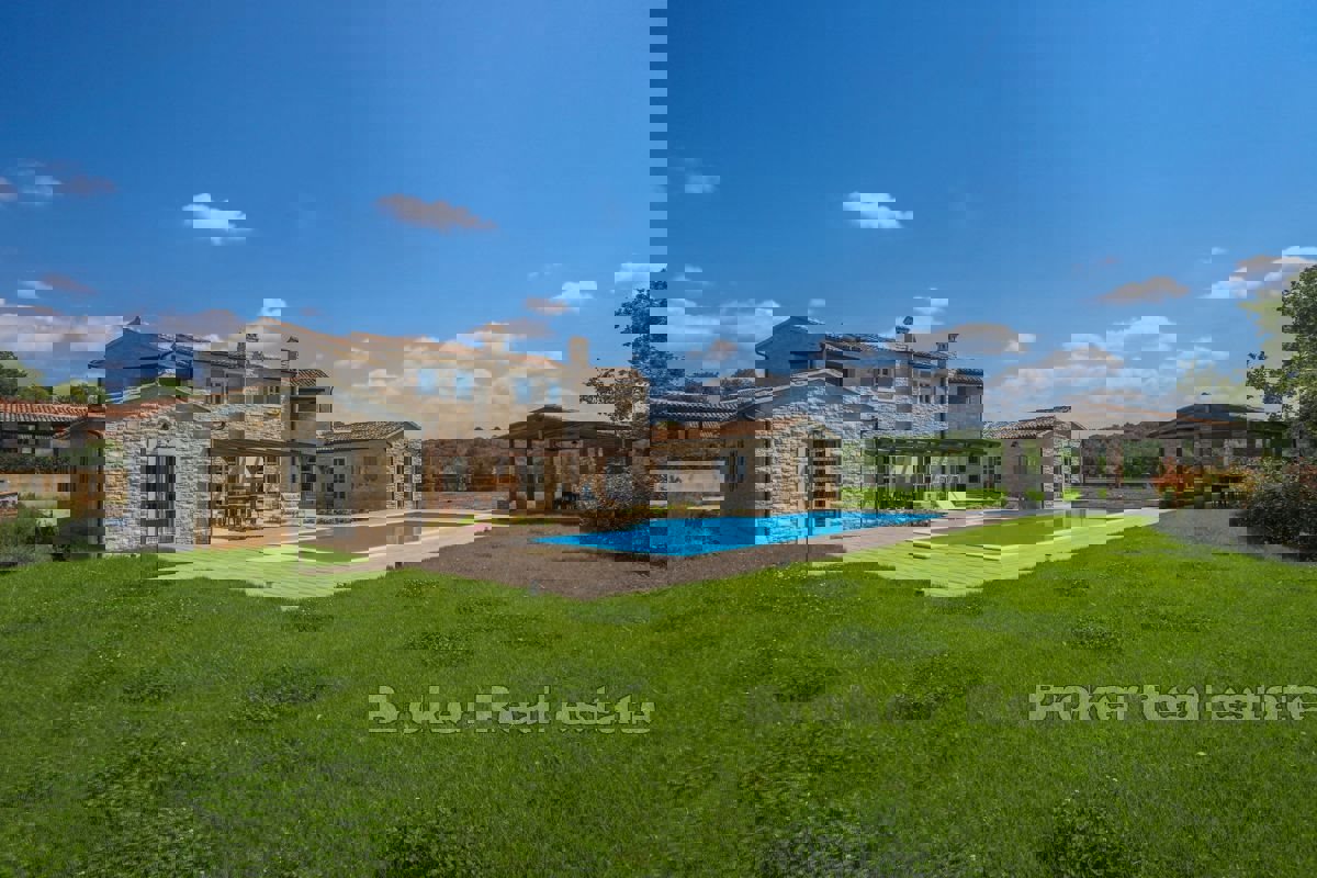 Villa in pietra autoctona con piscina