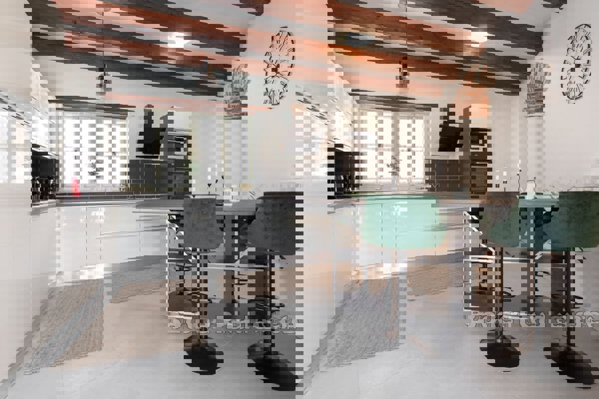 Villa in pietra autoctona con piscina