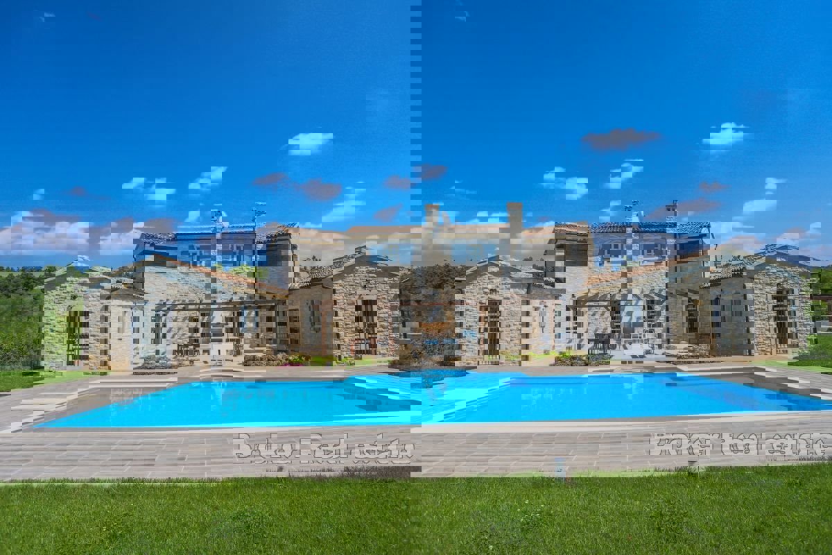 Villa in pietra autoctona con piscina
