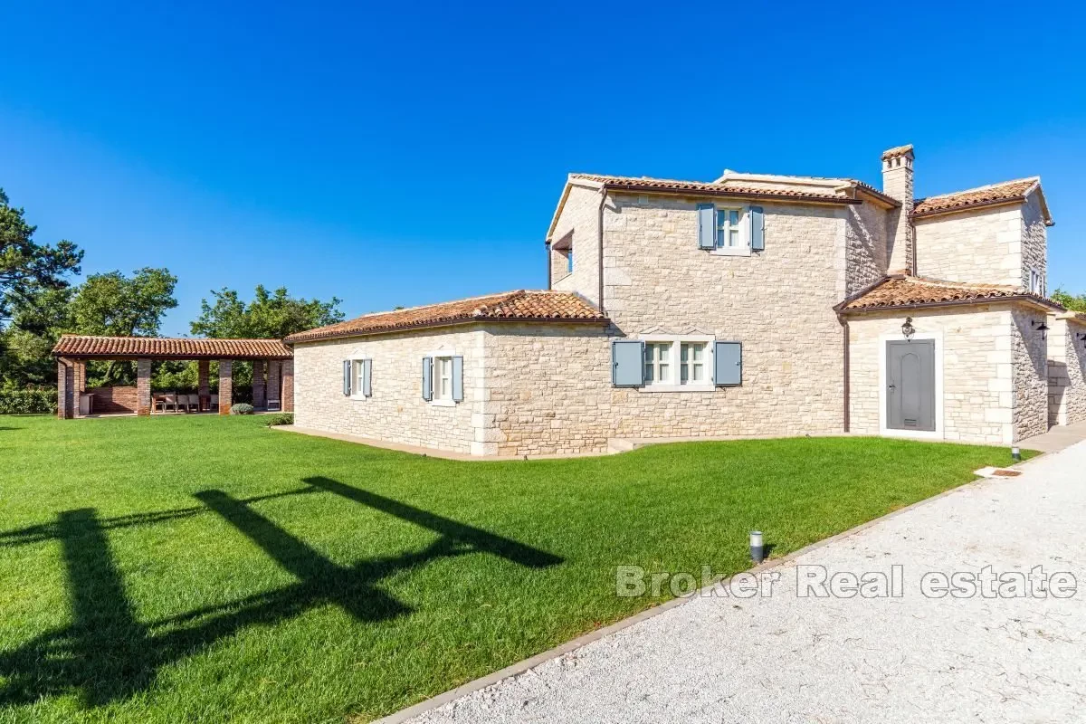 Villa in pietra autoctona con piscina