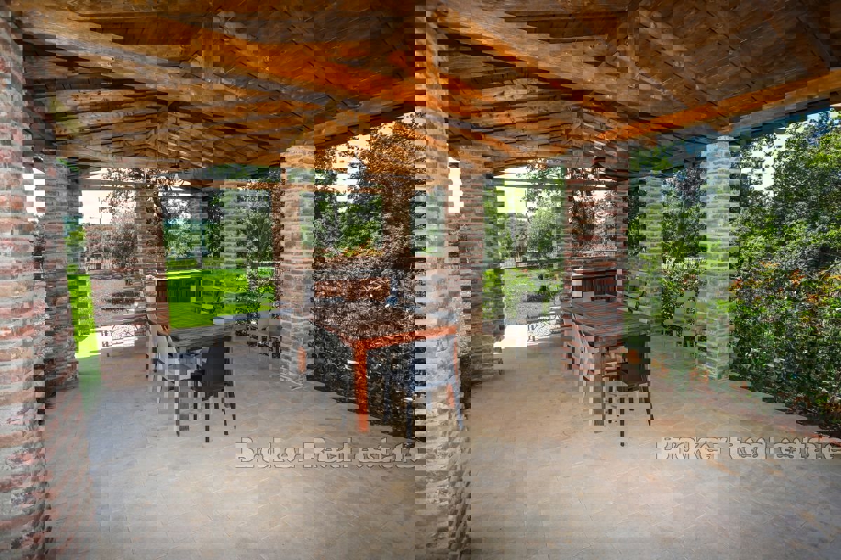 Villa in pietra autoctona con piscina