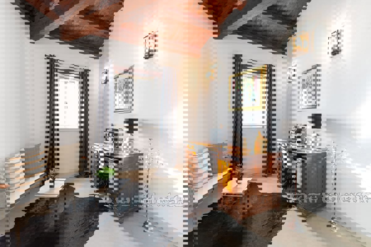 Villa in pietra autoctona con piscina