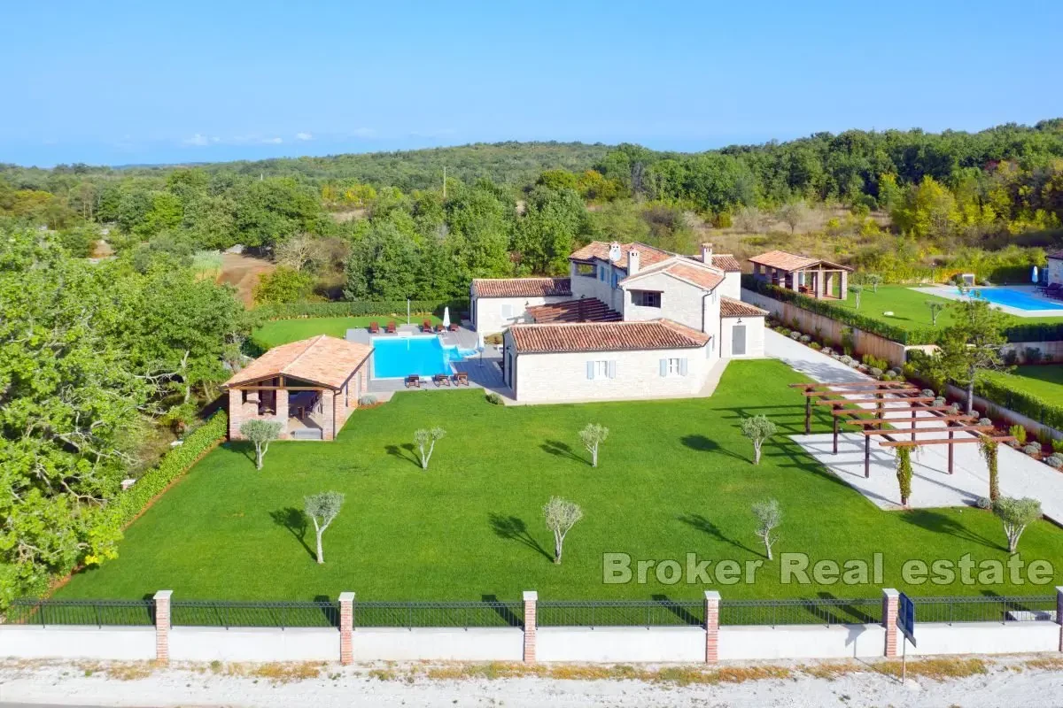 Villa in pietra autoctona con piscina