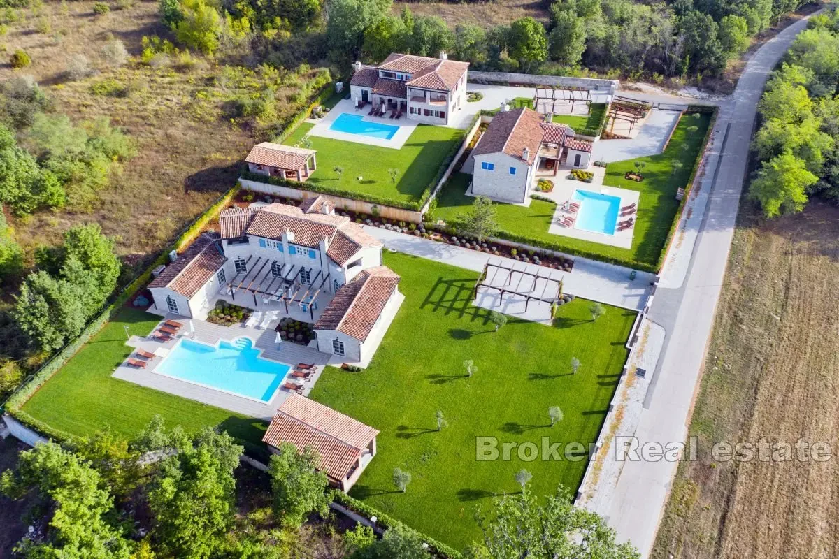 Villa in pietra autoctona con piscina