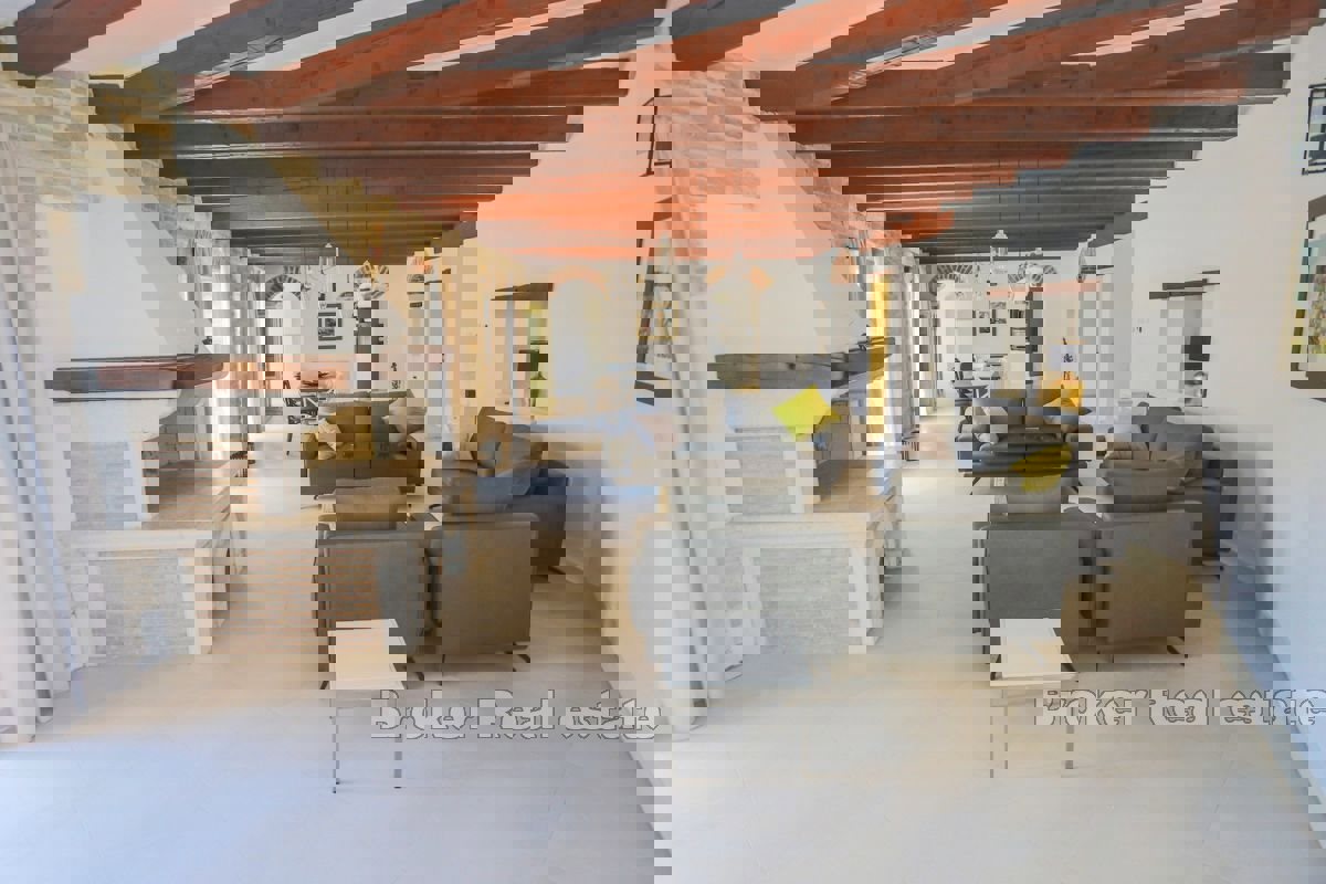 Villa in pietra autoctona con piscina