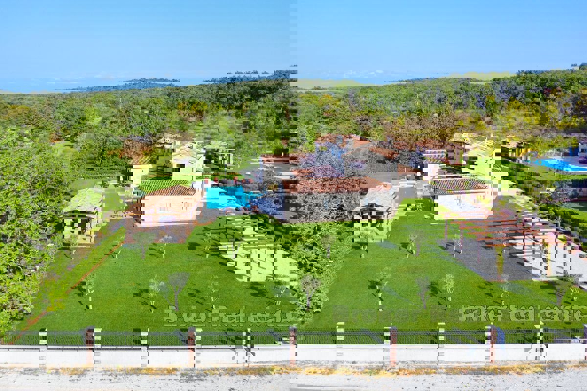 Villa in pietra autoctona con piscina