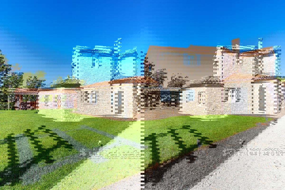 Villa in pietra autoctona con piscina