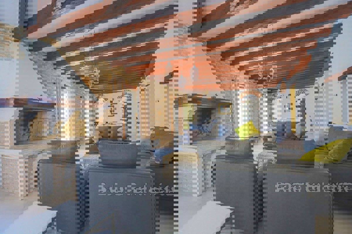 Villa in pietra autoctona con piscina